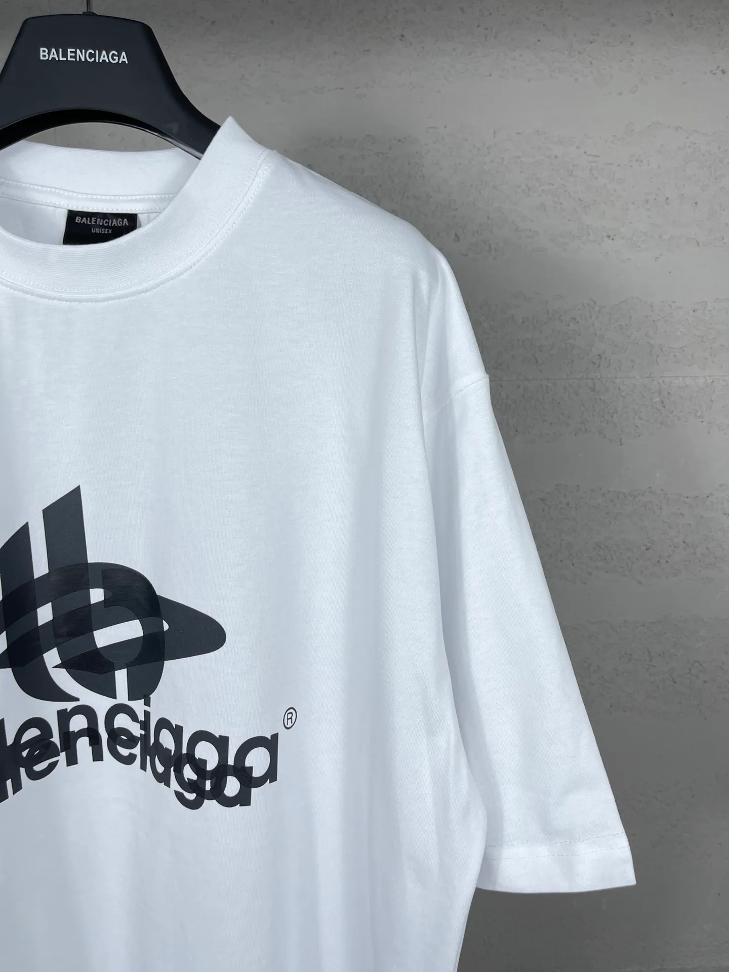 【 . Quality】BALENCI*GA/ .2024New Arrival. LOGOClassic T . . Authentic ， ！ ZP . 260 ， . ， ，。 。Classic ，LOGO ， ， 。 . ， ， ， OS . Same Style ：BL 223213 ：Black，White， Size：XS L